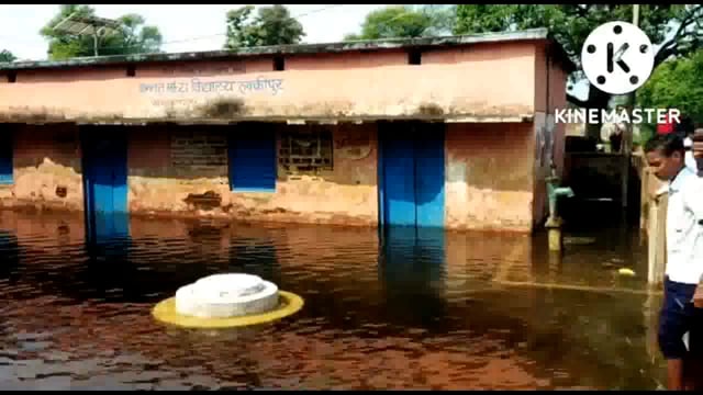 BDO, BEOएवं मुखिया के पहल के बाद भी तक्कीपुर विद्यालय में जमापानी के सड़ांध से शिक्षक एवं छात्र परेशान,नहीं निकला कोई हल