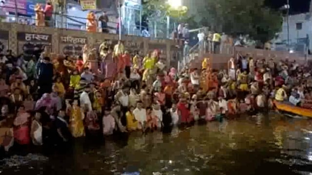 राधा कुंड में आस्था के सैलाब के बीच लाखों लोगों ने लगाई डुबकी संतान सुख की चाह और मनोकामना पूरी होने पर पहुंचे श्रद्धालु