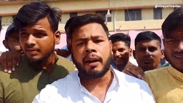 छात्रों ने स्कूल प्रशासन के खिलाफ लगाए नारे