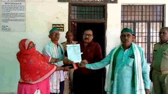 खैर तहसील सभागार में भारतीय किसान यूनियन के कार्यकर्ताओं ने एसडीएम को सौंपा ज्ञापन