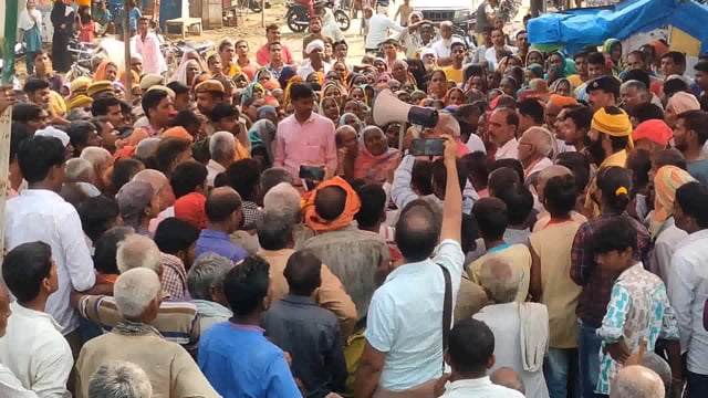 डुमरियागंज सांसद जगदम्बिकापाल ने बिजौरा में बाढ़ पीड़ितों में वितरीत किया राहत सामग्री ।