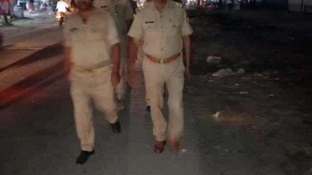डुमरियागंज पुलिस द्वारा आगामी त्यौहार दीपावली गोवर्धन पूजा छठ पूजा के दृष्टिगत थाना क्षेत्र में किया गया पैदल गस्त ।
