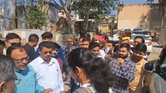 कोसीकला में चल रही नई मतदाता वोट बनाने को लेकर छाता एसडीएम श्वेता सिंह ने किया निरीक्षण