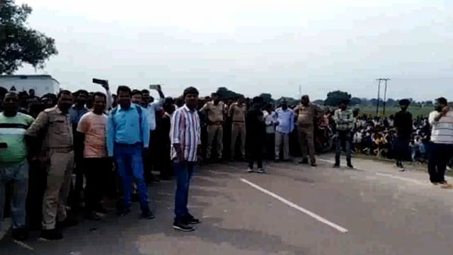 भोजपुरी फिल्म की शूटिंग देखने वालों की लगी भीड़, राहगीर परेशान#Prayagraj 