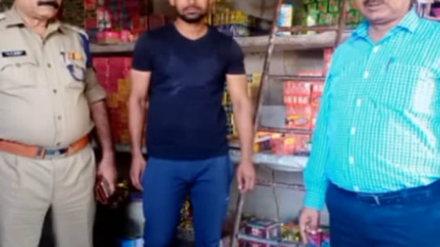 अलीगढ़ डीएम के आदेश को मध्य नजर रखते हुए एसडीएम खैर पुलिस अधीक्षक ने आतिशबाजी दुकानों का किया निरीक्षण
