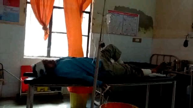 अलीगढ़ गोंडा रोड पर बाइक और स्कूटी की हुई भिड़ंत दोनों सवार गंभीर रूप से घायल