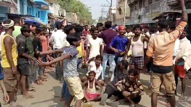 महादलित समुदाय के लोगों ने शहर के पथला घाट के समीप लखीसराय मुख्य मार्ग पर घर बसाएं जाने की मांग को लेकर किया जाम