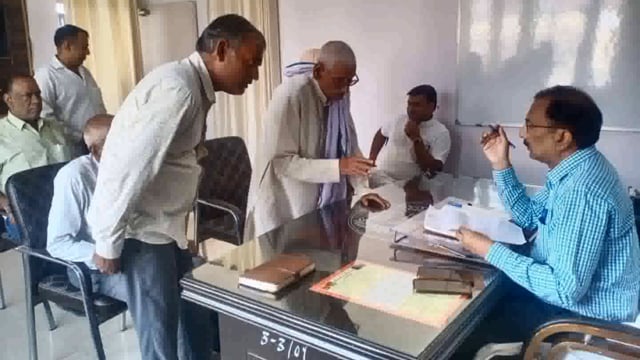 तहसील सभागार में एसडीएम खैर आए फरियादियों की सुनी समस्याएं