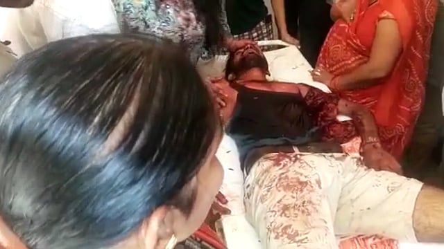 कोरांव थाना क्षेत्र के अंतर्गत 22 वर्षीय युवक की दिनदहाड़े हत्या मौके पर भारी पुलिस बल मौजूद। #korav 