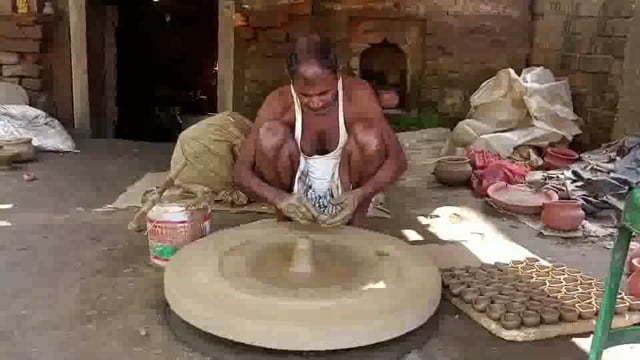 लखीसराय जिले में दीपों का त्योहार दीपावली को लेकर कुम्हार प्रजाति के लोगों का दीपावली में भी चेहरे से खुशी गायब