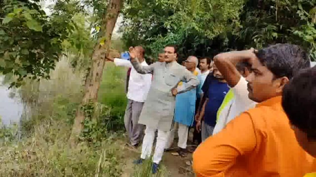 पूर्व बेसिक शिक्षा मंत्री ने मंत्री डॉ० सतीश द्विवेदी ने इटवा तहसील क्षेत्र के कटान अस्थल बड़हरा, राजवापुर आदि गाँवो का क