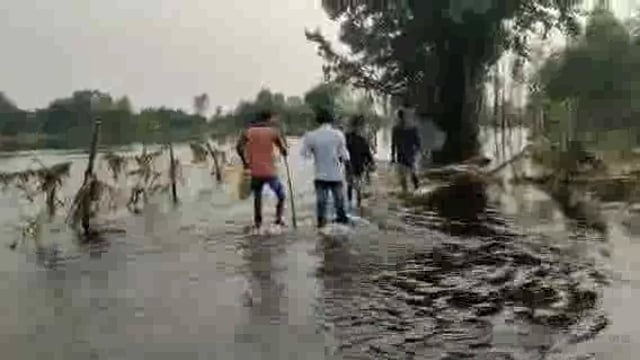 जिले में 4.50 लाख बाढ़ पीड़ितों का न रहने का ठिकाना और न ही खाने पीने का इंतजाम