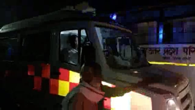 लालगंज थाना क्षेत्र के लखनऊ फाटक के पास ट्रेन की चपेट में आने से एक युवक गंभीर रूप से हुआ जख्मी।