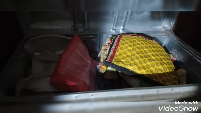 चोरों ने अलमारी व बक्से का ताला तोड़कर एक लाख 56 हजार रुपये किये चोरी