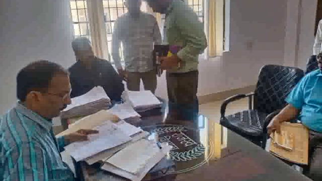 खैर तहसील सभागार में आए फरियादियों की एसडीएम अनिल कुमार कटियार ने तीन समस्याओं में से 2 का किया निस्तारण