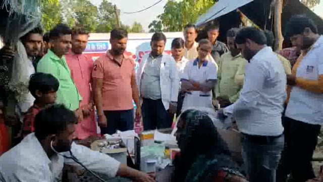 सेवा हॉस्पिटल इटवा द्वारा तहसील क्षेत्र के विभिन्न बाढ़  ग्रस्त गांव में लगाया गया मेडिकल कैम्प लोगों में वितरित कि निशु