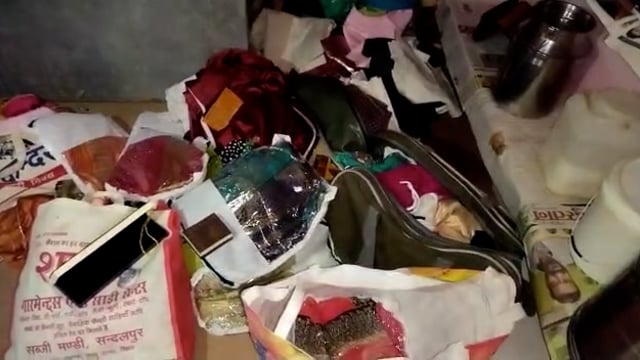 बीती रात अज्ञात चोरों ने तीन घरों को बनाया निशाना लाखों रुपए की नगदी व जेवर किए पार अजीतमल कोतवाली क्षेत्र का मामला#upp