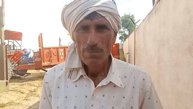 जनपद अलीगढ़ खैर तहसील नवीन गल्ला मंडी खैर में किसानों के नहीं घुस पा रहे ट्रैक्टर जाम लगा रहता है पुलिस प्रशासन हुआ ना क