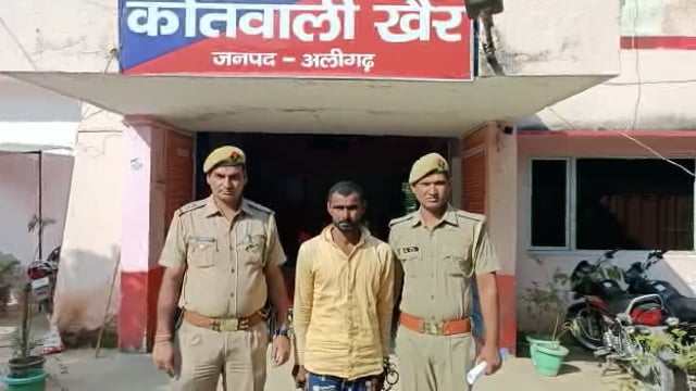 खैर कोतवाली पुलिस ऑपरेशन प्रहार के तहत एक वांछित अभियुक्त को गिरफ्तार कर भेजा जेल