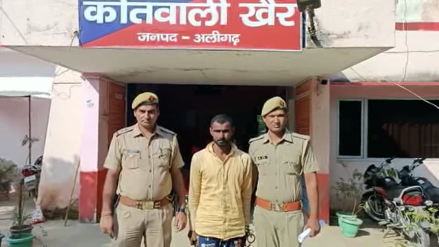 खैर कोतवाली पुलिस ऑपरेशन प्रहार के तहत एक वांछित अभियुक्त को गिरफ्तार कर भेजा जेल
