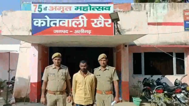 खैर कोतवाली पुलिस अभियान के तहत एक वांछित अपराधी को गोमतचौराहे से गिरफ्तार कर भेजा जेल