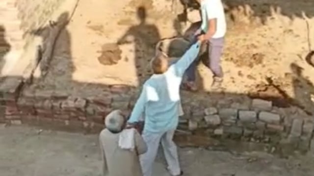 ट्रैक्टर से हो रहे नुकसान का विरो5 करने पर अधेड़ को पीटा, वीडियो वायरल