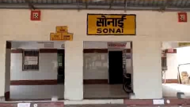 पूर्वोत्तर रेलवे के सोनई स्टेशन पर सवारी गाड़ी संख्या 0 5414 आगरा फोर्ट कासगंज पैसेंजर ट्रेन पर हुआ पथराव