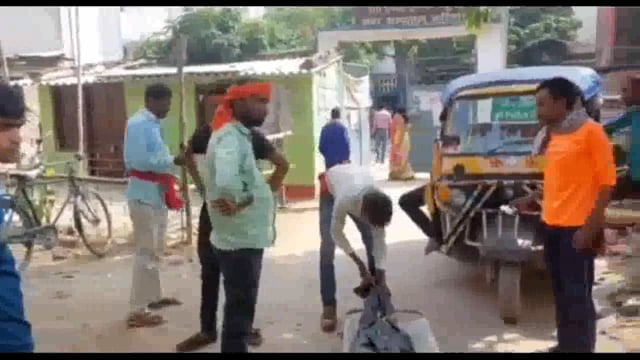 हुसैना गांव में भेंसे से हुई टक्कर में बाइक सवार युवक की हुई मौत, पोस्टमार्टम के लिए सदर अस्पताल कटिहार लाया गया शव।