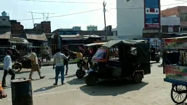 बहजोई में दो टैम्पो चालकों में सवारी बैठने को लेकर हुआ झगड़ा वीडियो हुआ वायरल 