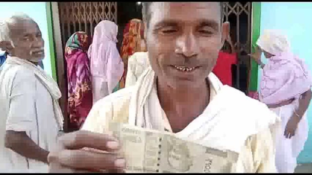 बहराइच- बेहडा आर्यावर्त शाखा बैंक में बैंक कर्मचारियों की दबंगई पत्रकारों से बदतमीजी छीनामोबाइलफटा नोट को लेकर सवालपूछा 