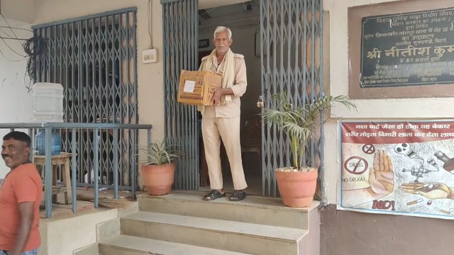 जिलाधिकारी के निर्देश पर तारापुर थाना में जब्त 78 लीटर महुआ शराब को विनष्टीकरण के लिए भेजा गया मुंगेर