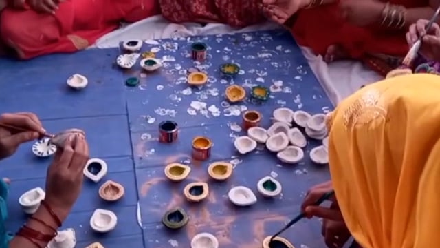 वृंदावन में गोवंश के गोबर से तैयार हो रही है दीप व गणेश लक्ष्मी