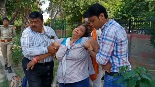 मथुरा जिला अधिकारी कार्यालय पर अपनी शिकायत लेकर पहुंची महिला टीचर हुई बेहोश