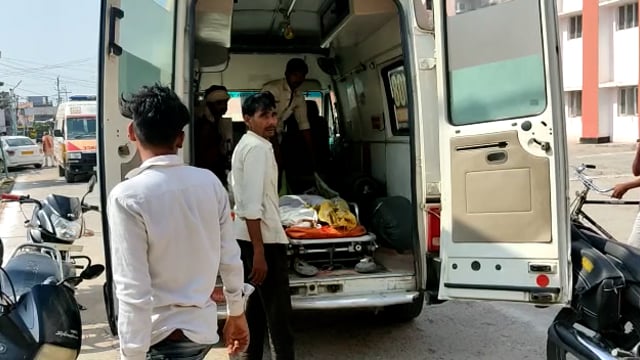 आज दिबियापुर थाना क्षेत्र में ट्रेन की चपेट में आने से 50 वर्ष अधेड़ हुआ था घायल किया गया था रेफर रास्ते में तोड़ा दम