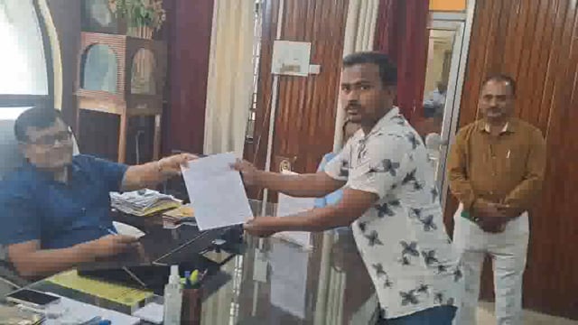 बिस्कोहर पश्चिम टोले में देह व्यापार को बंद कराने को लेकर बिस्कोहर निवासी राजा ने DM को सौपा ज्ञापन ।