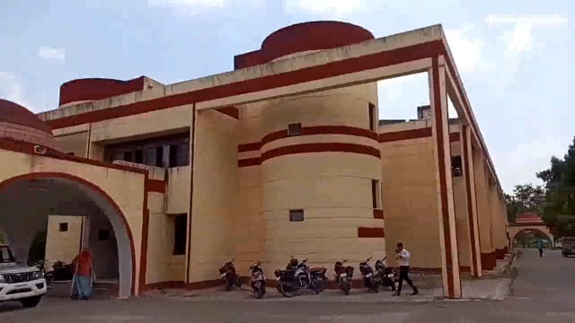 पीड़ित महिला ने डीएम के यहां लगाई गुहार