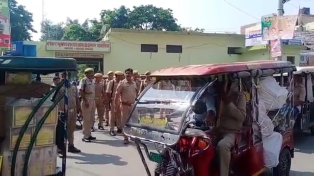 संभल में अवैध रूप से चल रही पटाखा फैक्ट्री पर पुलिस द्वारा  की गई छापेमारी जिसमें लगभग 1000000 रुपए के पटाखे हुए बरामद |