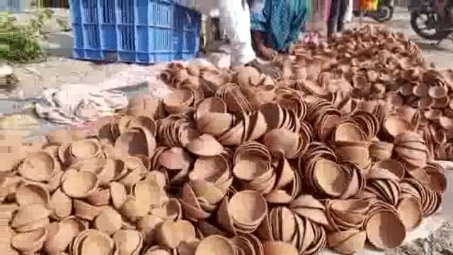 बाजार में चाइनीज झालरों की भरमार: कुम्हार के दीपक का हाल बेहाल 