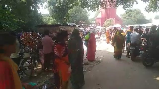 वजीरगंज के सिद्ध पीठ बाबा बालेश्वर नाथ मंदिर पर धनतेरस के अवसर पर भारी संख्या में शिवभक्तों ने किया जलाभिषेक