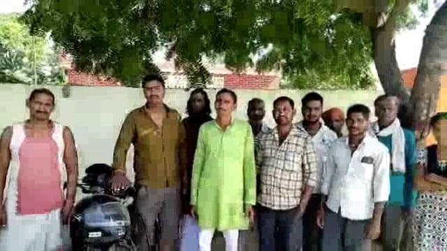 तरबगंज दीपावली पर्व के मद्देनजर जनप्रतिनिधि राजेश्वर पांडेय ने गांव में वितरण किया मिट्ठान