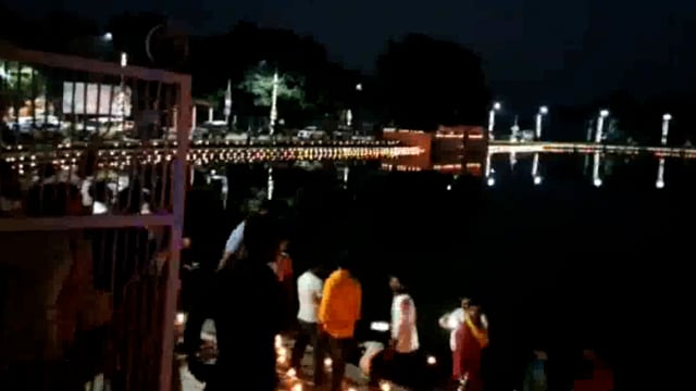 पौराणिकतीर्थस्थल भारतभारी में नगरपंचायतभारतभारी के संभावितBJPअध्यक्ष पदके प्रत्याशी विजयपांडे ने किया1000दीप प्रज्जवलित