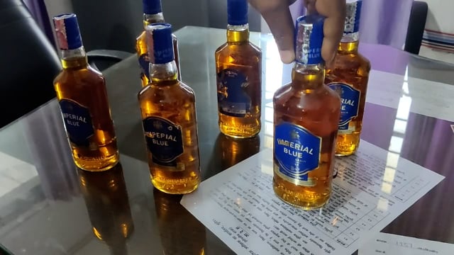 तारापुर पुलिस ने 9 बोतल अंग्रेजी शराब के साथ तस्कर को किया गिरफ्तार।