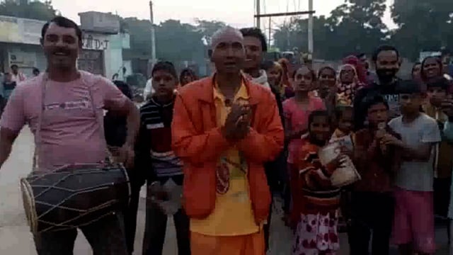 कार्तिक मास के माह में प्रात हर रोज सुबह 4:00 बजे टप्पल कस्बे में निकाली जाती है प्रभात फेरी