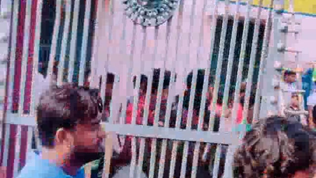 खैर तहसील गांव रेसरी मैं निकाली गई मां काली की झांकियां गली गली में मां काली की आरती पूजा अर्चना कर किया भव्य स्वागत