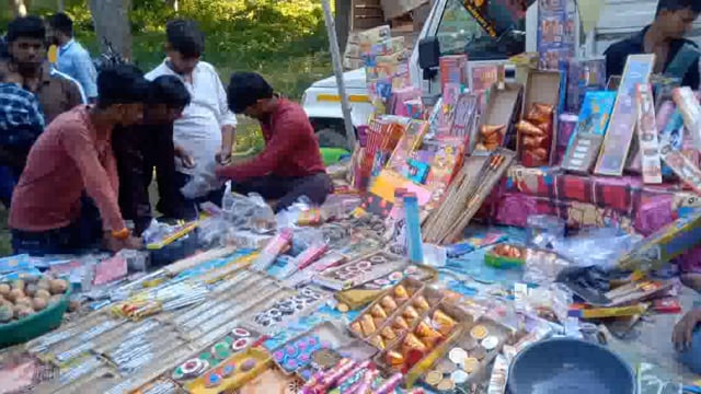  परशदेपुर चौकी क्षेत्र चुनौटा बाग में लगी पटाखों की दुकानों पर दिनभर बिकते रहे प्रतिबंधित पटाखे पुलिस जानकर भी रही अंजान