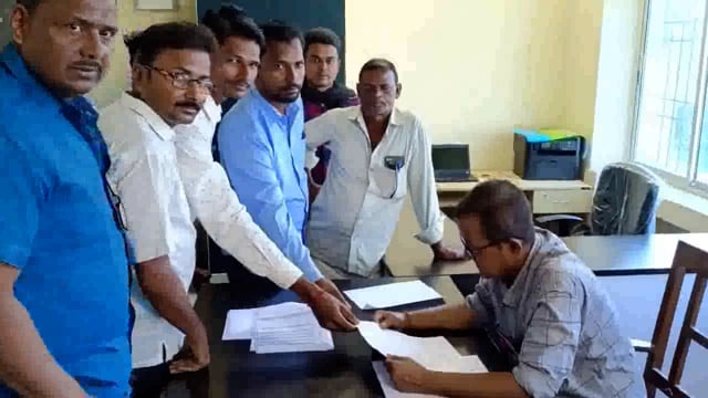 महमदिया कमला नदी में राशि निकासी के बाद भी छट घाट नहीं बनने को लेकर ग्रामीणों ने बीडीओ को दिया लिखित आवेदन 