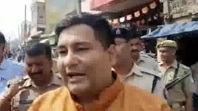  संभल के पुलिस अधीक्षक चक्रेश मिश्रा ने जनपद वासियों को दीपावली की शुभकामनाएं दी वही मिट्टी के दीपक जलाने की अपील की  |