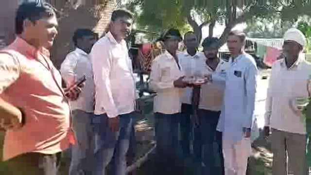 तरबगंज नारायनपुर प्रधान प्रतिनिधि ने मिठाई वितरित कर ग्रामीणों को दी दीपावली की शुभकामनाएं