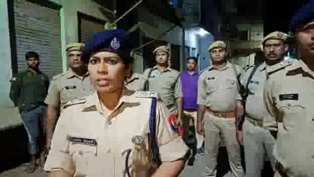  देर रात 3 मंजिला विल्डिंग के ग्राउंड फ्लोर में लगी आग मौके पर पहुंची औरैया एसपी चारू निगम बिधूना कोतवाली क्षेत्र 