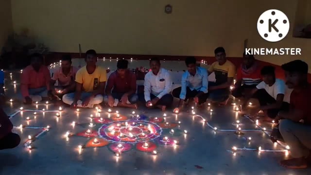 दीपावली को लेकर वैष्णवी दुर्गा मंदिर माता थान फुल्लीडुमर में मंदिर विकास समिति के सदस्यों ने 31 सौ घी के दिए जलाए